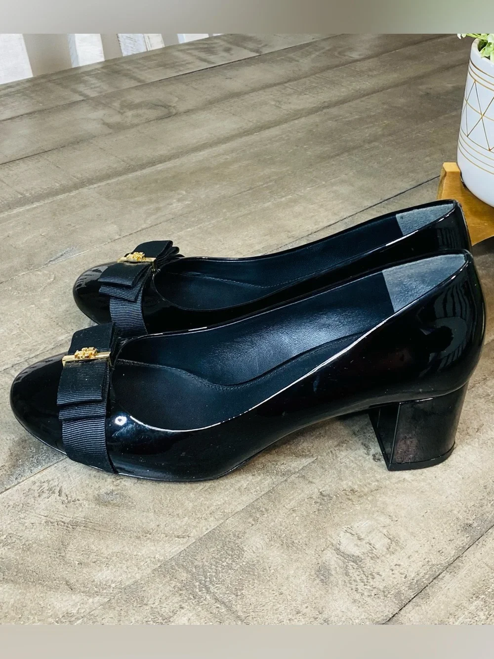 Tory Burch Black Patent Leather Trudy Block Heel Pumps Bow Gold Hardware Sz 7